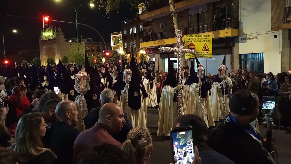 Sevillanos abarrotan las calles para ver a la «guapa» Virgen de la Esperanza Macarena