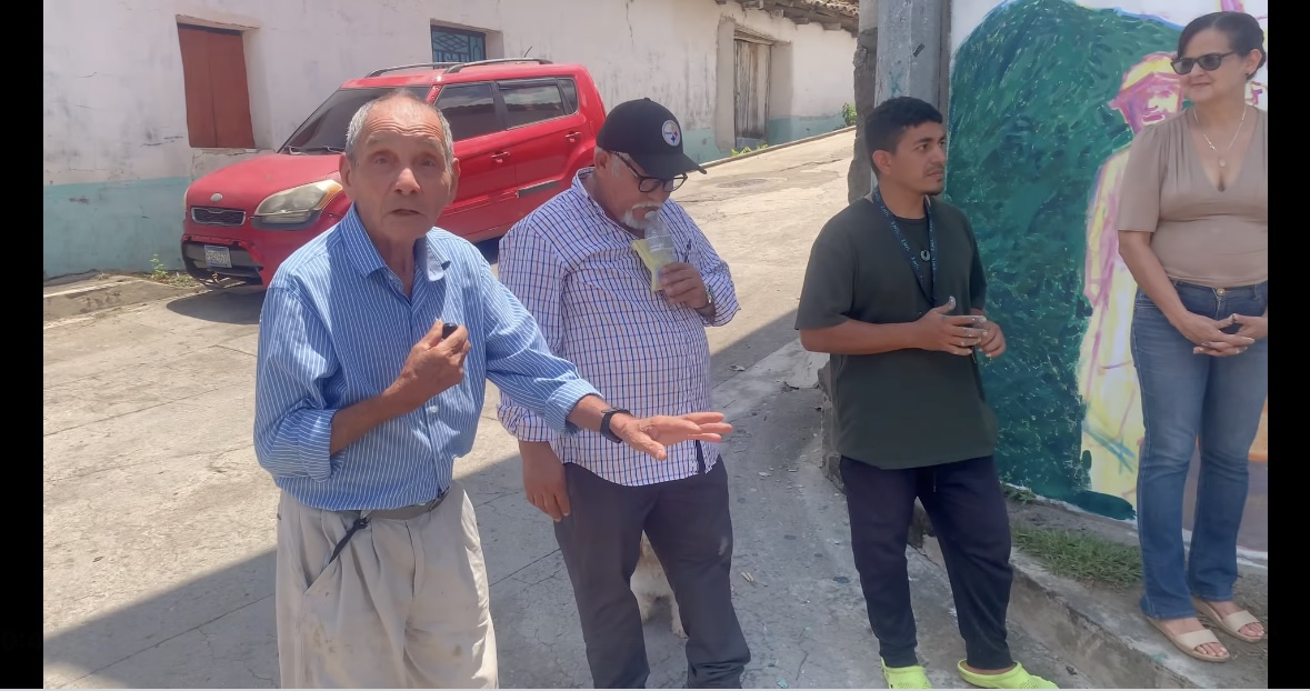 Samuel Ramírez y veterano de guerra participan en taller de muralismo comunitario en Arcatao para fortalecer la memoria histórica