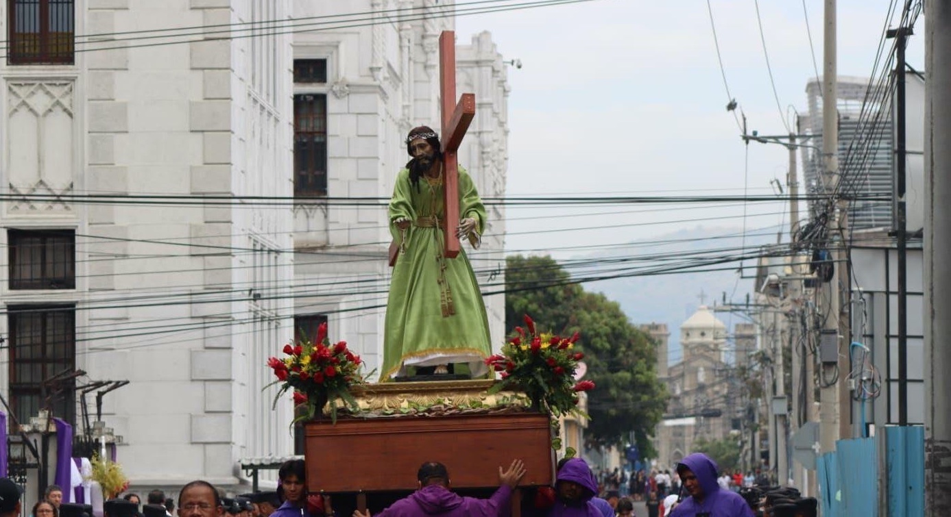 Feligreses desarrollan el Santo Vía Crucis