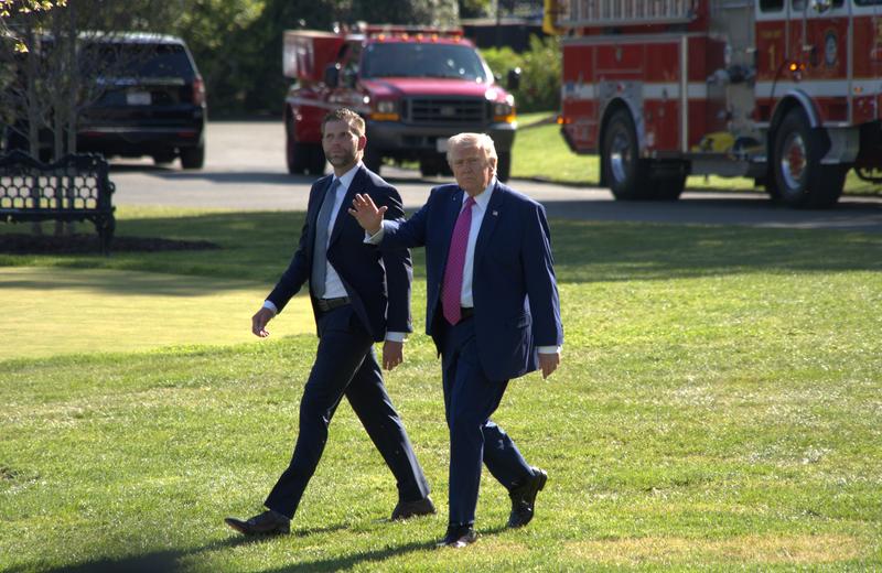 Trump dice que Armada bloqueará todos los buques que intenten cruzar por el estrecho de Ormuz