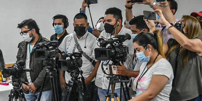 APES registra 426 agresiones contra periodistas salvadoreños en 2025