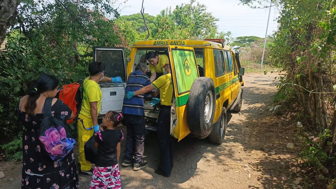 Adulto mayor es rescatado tras pasar horas en una quebrada en Nejapa
