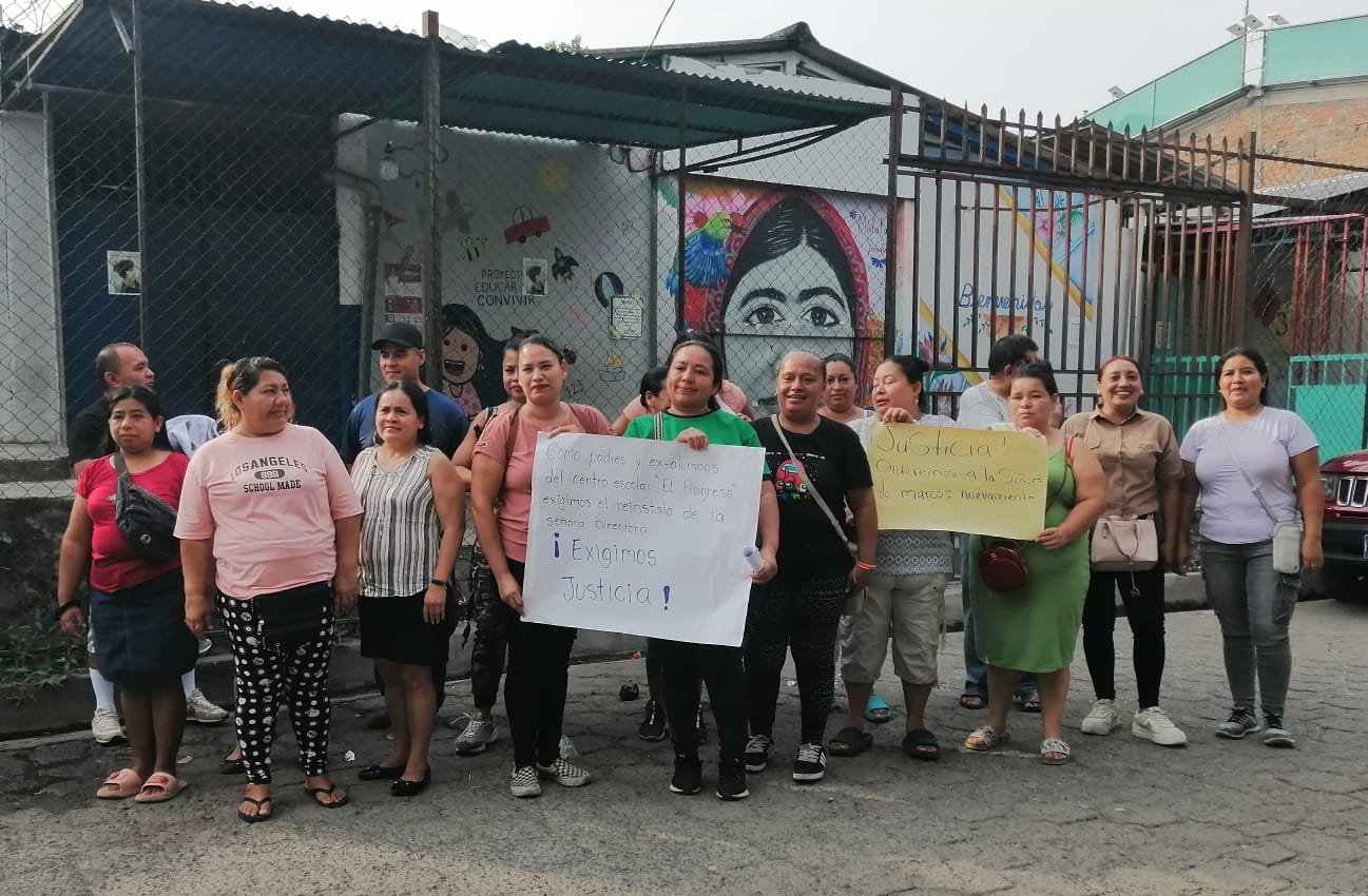 Padres de familia del Centro Escolar Barrio El Progreso, Soyapango exigen reinstalo de directora