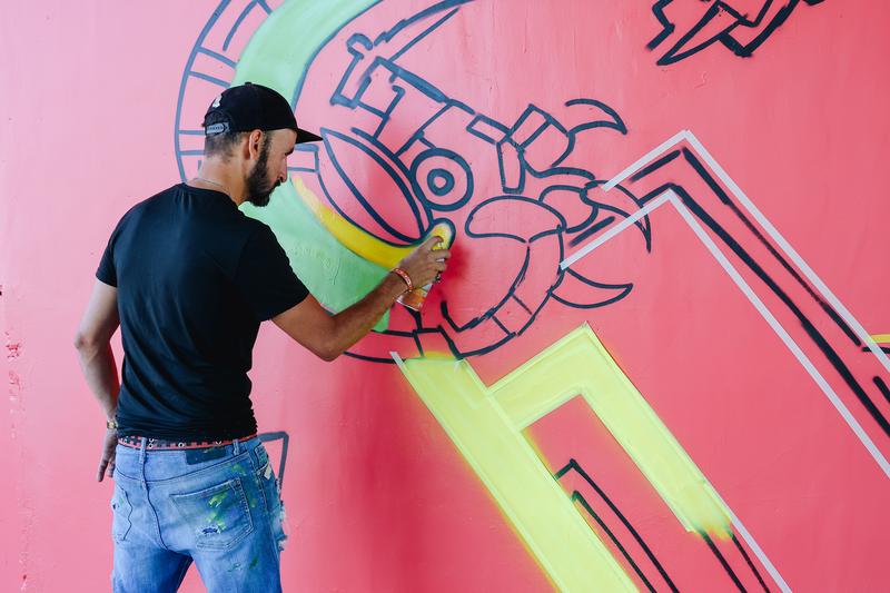 Mural con temática de fútbol previo a la Copa Mundial de la FIFA 2026