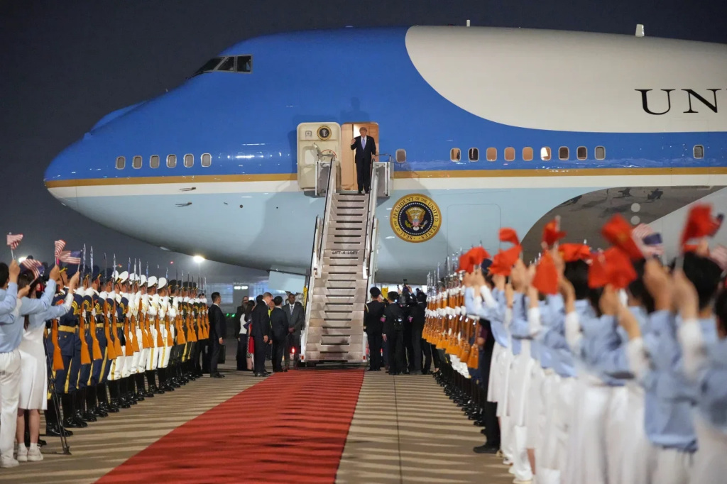 Donald Trump llegó a China, todo listo para su reunión con Xi Jinping