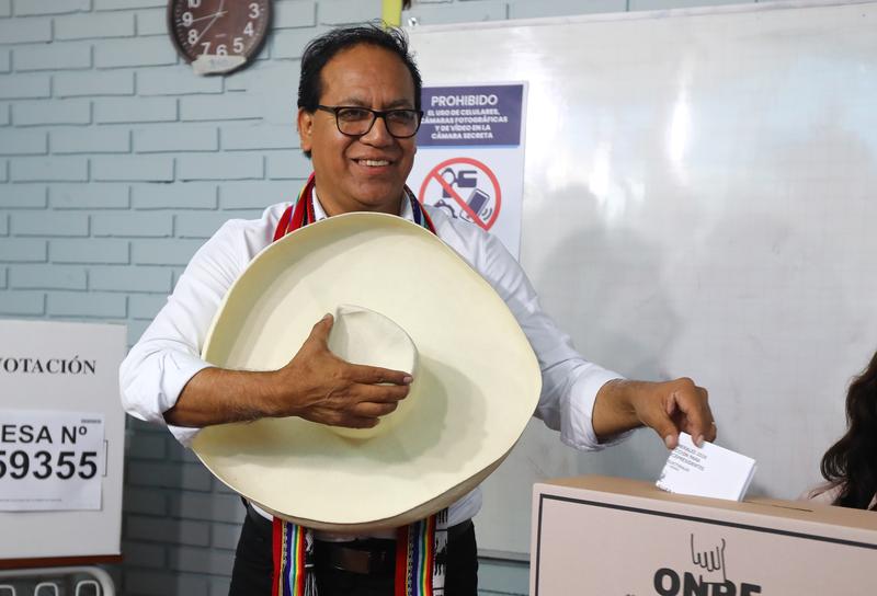 Perú inicia cierre de centros de votación en segunda vuelta 