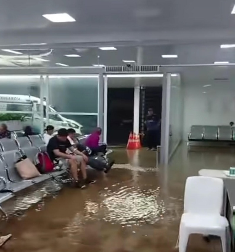 Lluvias inundan área de emergencia pediátrica del Hospital S