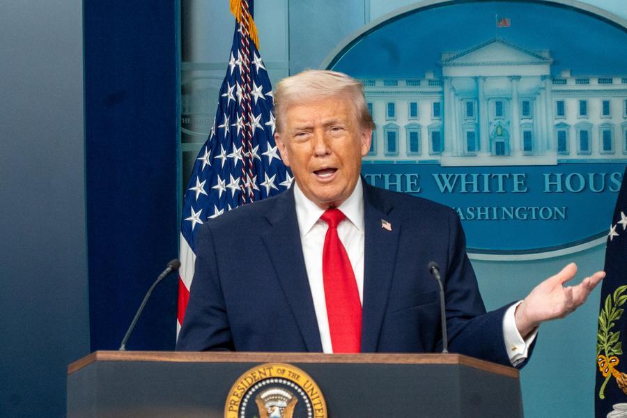 Trump pide a Irán detener ataques con misiles contra Israel,